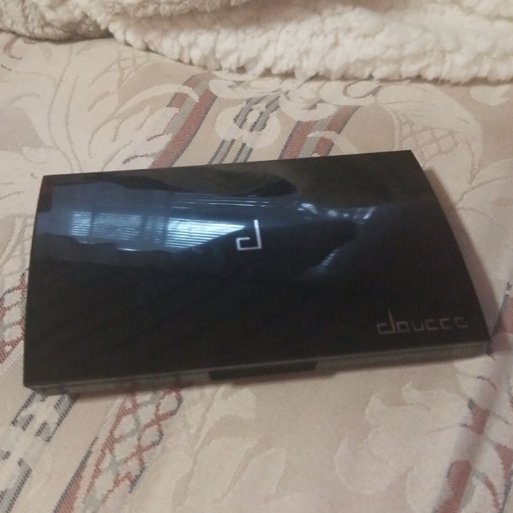 Doucce freematic eyeshadow palette